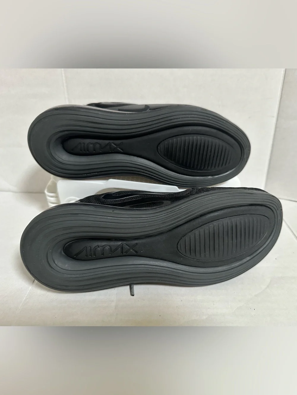 Nike Air Max 720  Shoes size 4Y AQ3196-006 Triple Black Anthracite